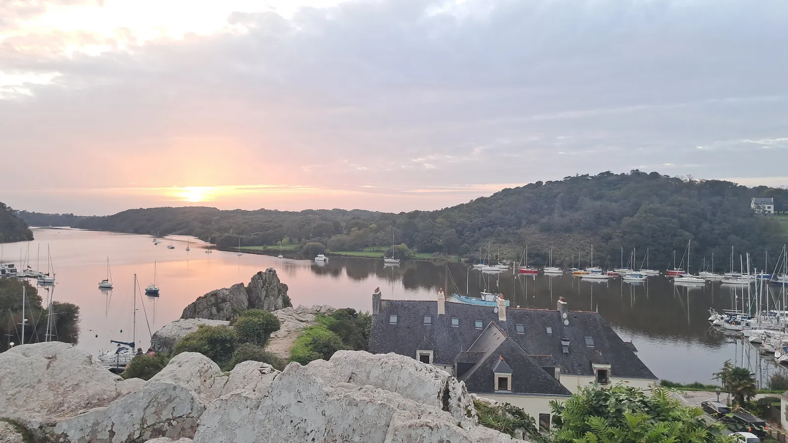 La Roche-Bernard vue des hauteurs : promontoire rocheux, maisons en ardoise et port de plaisance sur la Vilaine — Bulles et Cocon