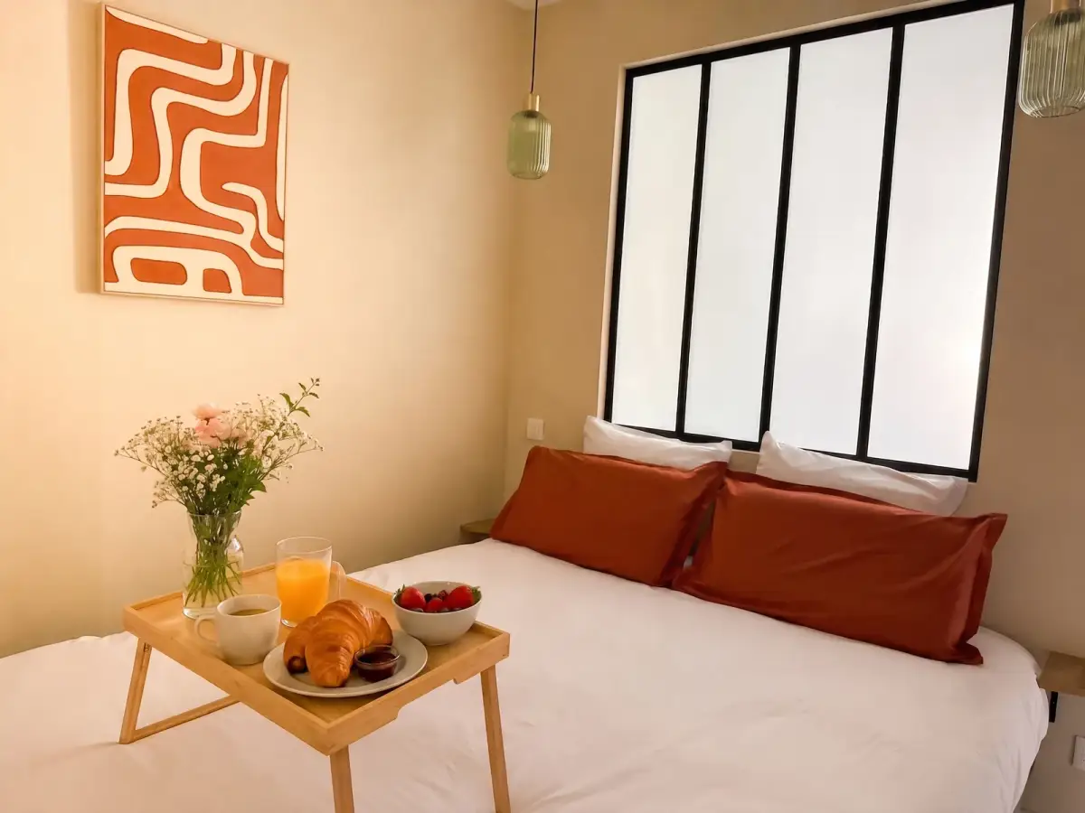 Chambre lumineuse, lit double aux coussins terracotta et petit-déjeuner servi au lit — Au fil du Cocon, Bulles et Cocon