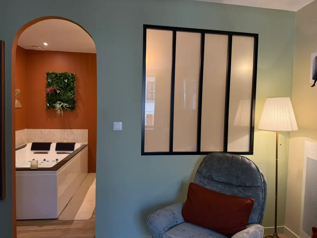 Espace détente ouvert sur le bain balnéo par une arche — Au fil du Cocon, Bulles et Cocon