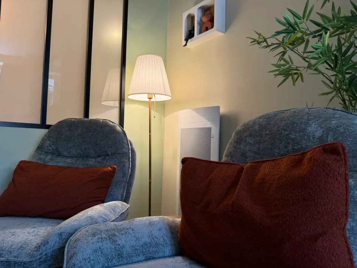 Salon apaisant, lampadaire chaleureux et bambou — Au fil du Cocon, Bulles et Cocon
